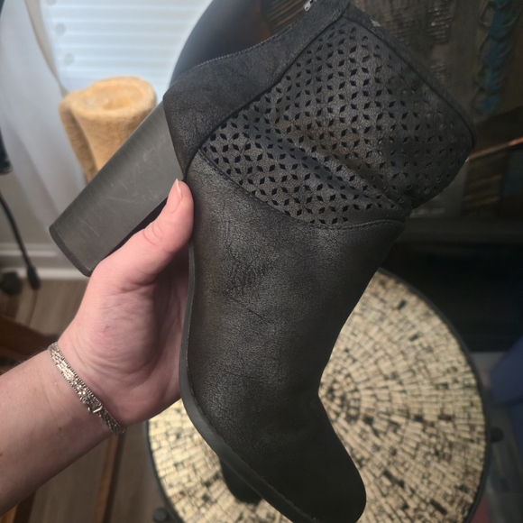 Apt. 9 Black Textured Ankle Booties - Picture 1 of 6